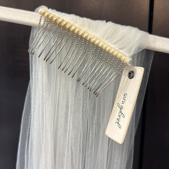 Sara Gabriel Floral Lace Chelsea Veil, pale ivory 90 inches - Picture 8 of 12